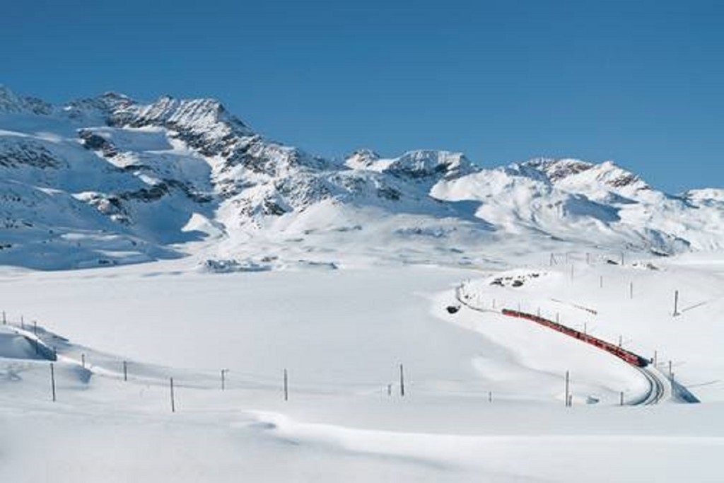 Bernina Expressa tra la neve